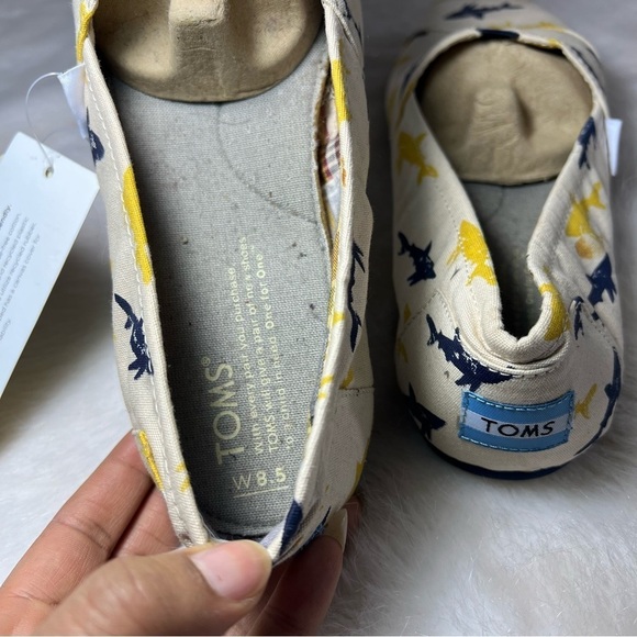 NWT TOMS shark week slippers white blue flat shoes rubber sole summer coastal - Picture 6 of 8
